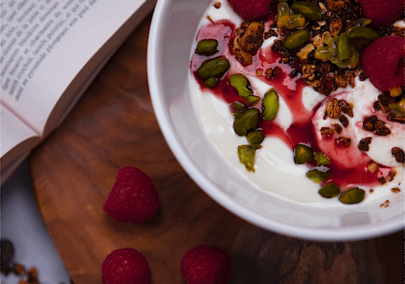 Granola yoghurtkom met Frambozendressing