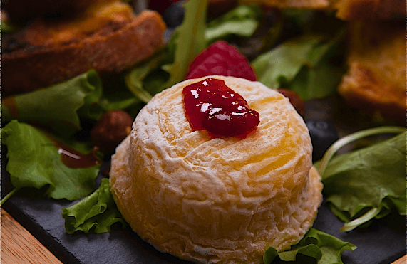 Salade tiède de chèvre et confit de fruits rouges