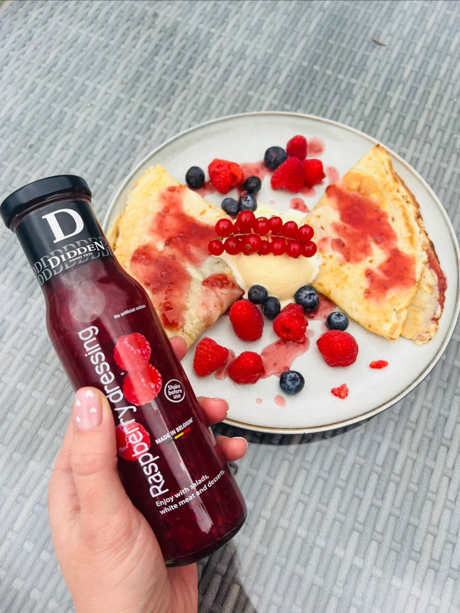 Crêpe sucrée accompagnée de sa farandole de fruits rouges &amp; Dressing Framboises