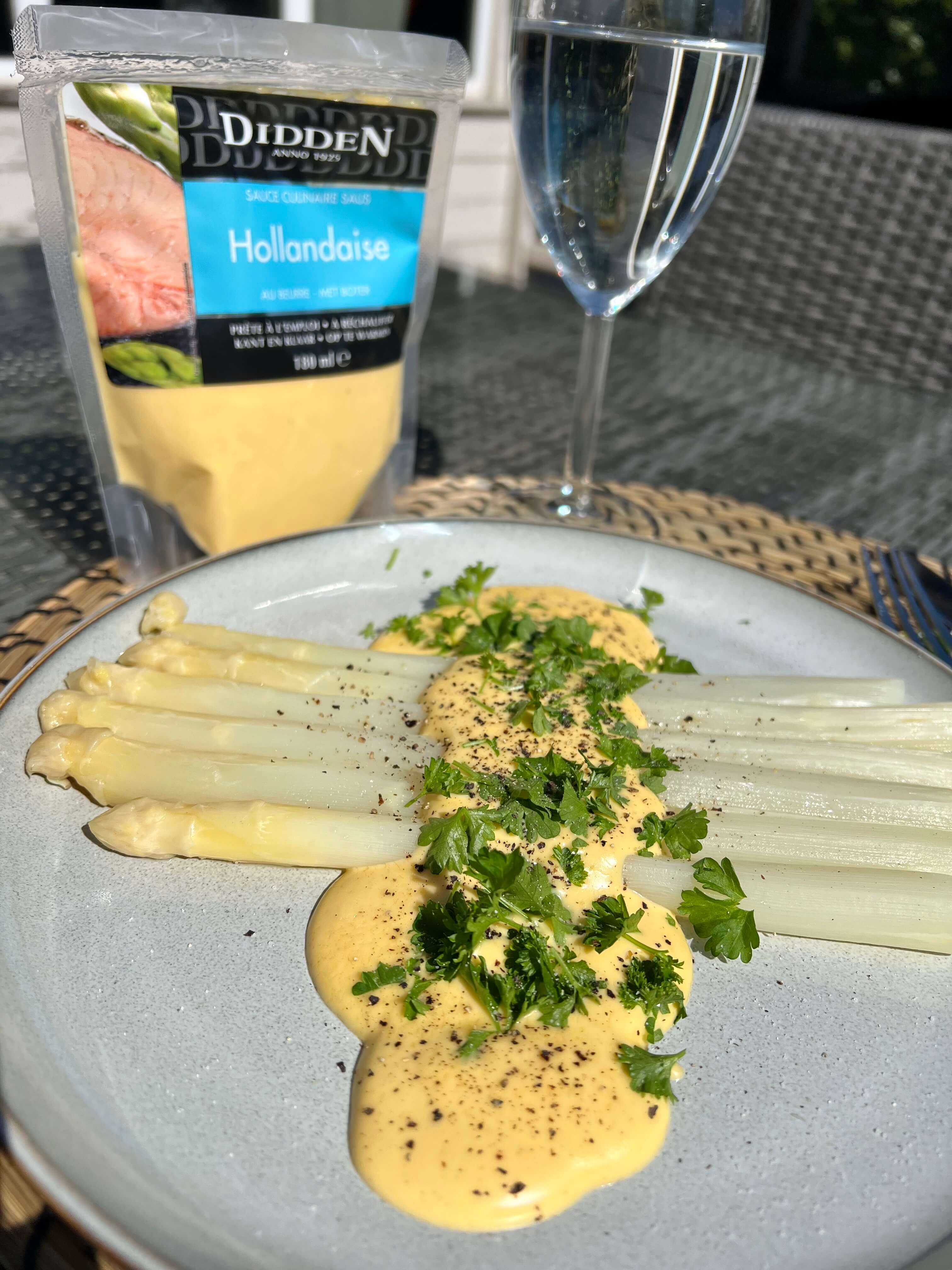 Asperges &amp; sauce Hollandaise